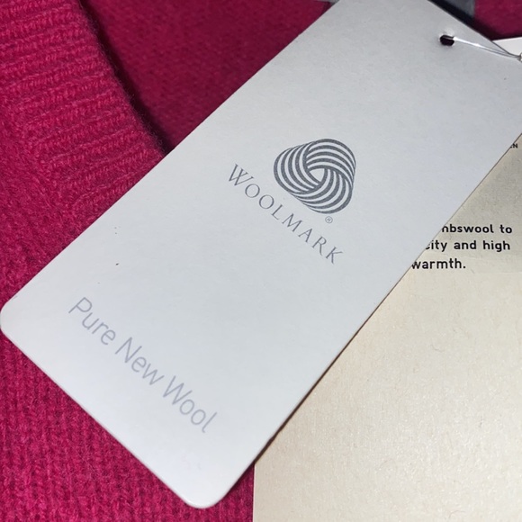 NWT - Uniqlo Pink Lambs Wool V Neck Sweater- Sz S - Picture 5 of 6